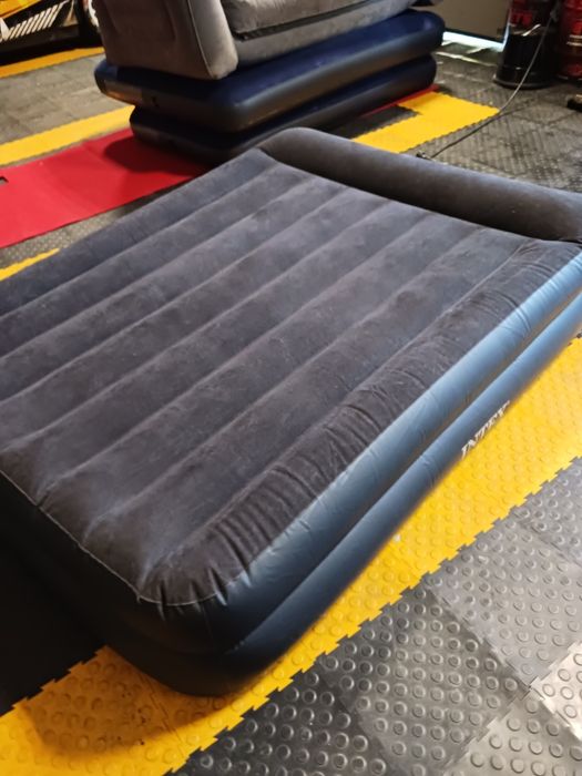 Materac dmuchany WymiaryDługość: 203 cmSzerokość: 152 cmWysokość: 42 cm