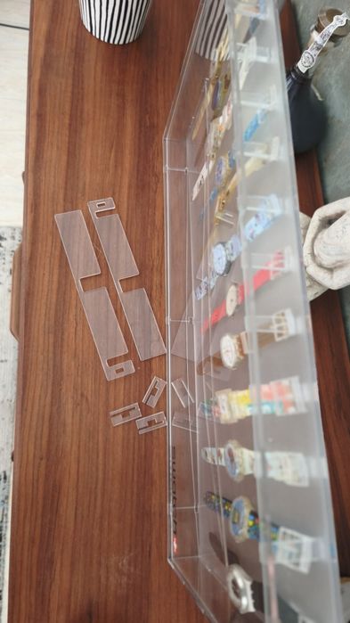 Coleção de 12 relógios Swatch com expositore