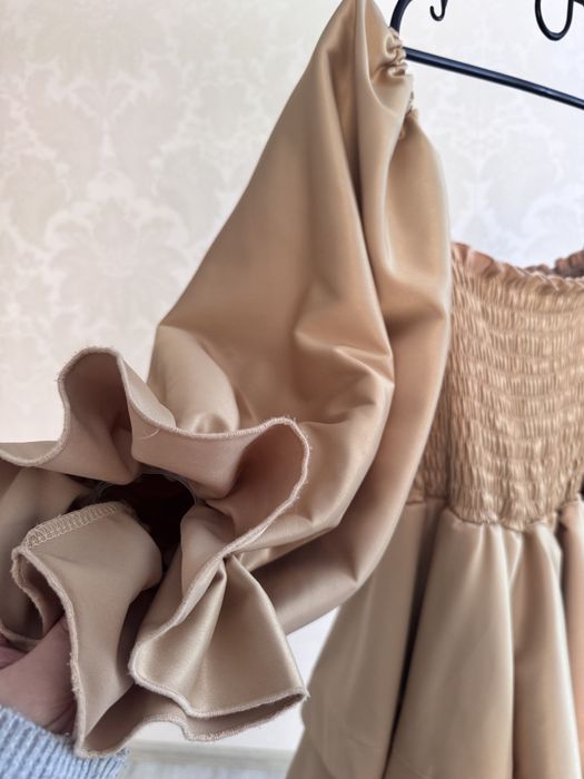 Атласна сукня кремового кольору M-L, ідеальний стан