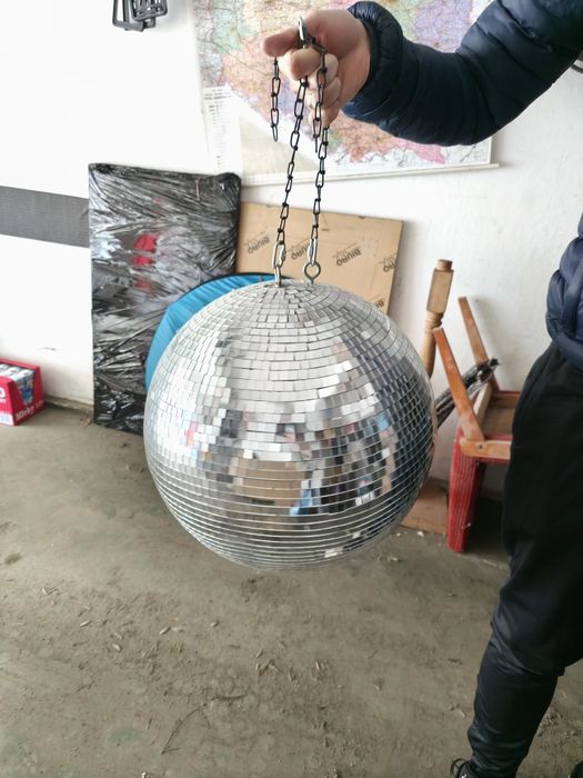 Duża kula lustrzana z napędem