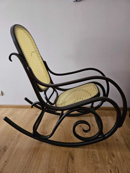 Fotel bujany wyplatany ratanem