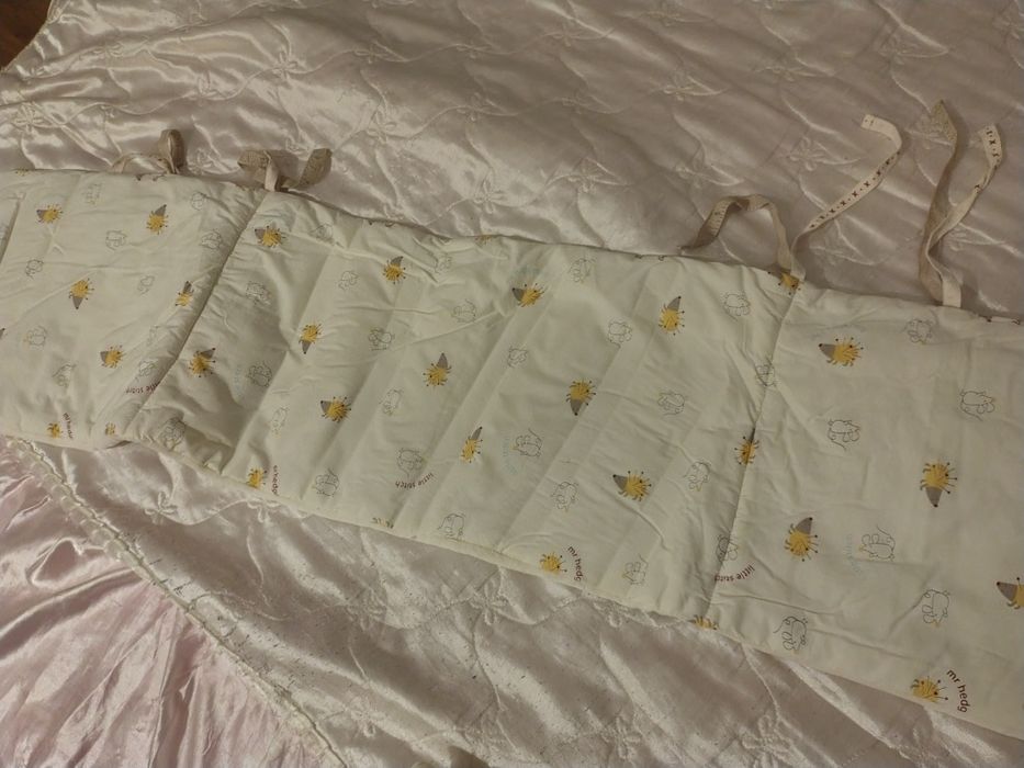 Dwustronny ochraniacz na łóżeczko. Długość 150 cm.