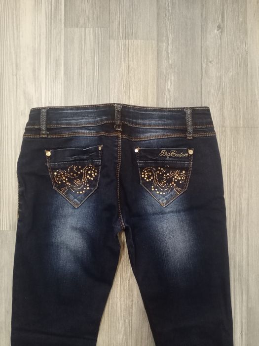 Женские джинсы со стразами 27р.
