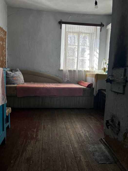 Продається пів будинку в м.Городок.