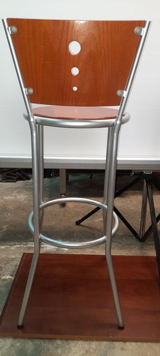 Bancos altos em ferro e madeira para cafe pastelaria