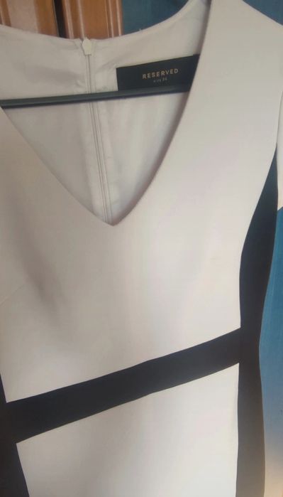 Elegancka, biurowa biało-czarna sukienka Reserved