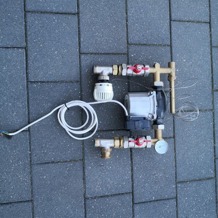 Układ mieszający do ogrzewania podłogowego do zamontowania w belkę