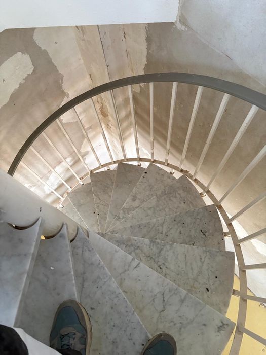 Schody spiralne wewnętrzne z marmurowymi stopniami - okazja!