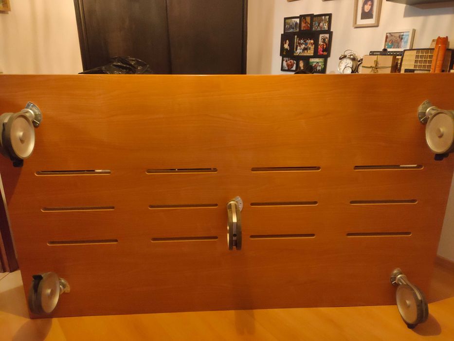 Base cama com rodas em bom estado