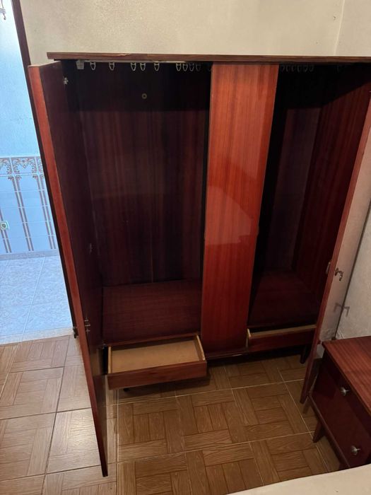 Mobilia de quarto com cama de casal e colchão