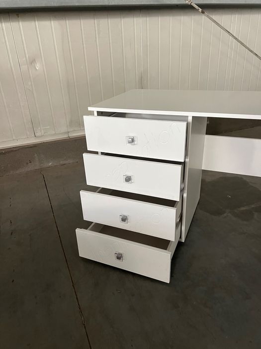 Na sprzedaż biurko w kolorze białym