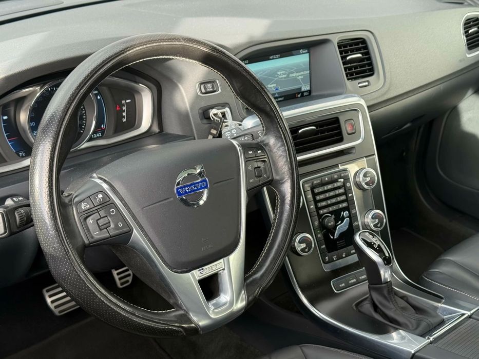 Volvo V60 D6 Híbrido Plug in — photo 5