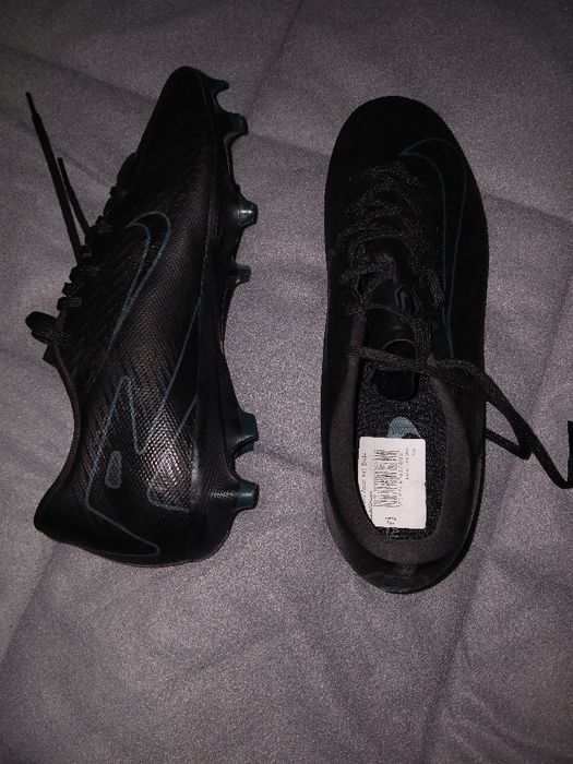 Vendo chuteiras de Nike tamanho 42 mais caneleiras