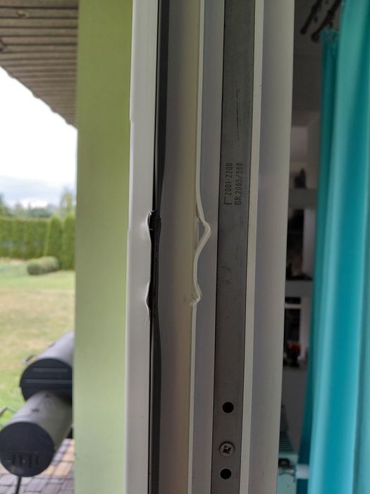 Drzwi balkonowe białe dwuszybowe