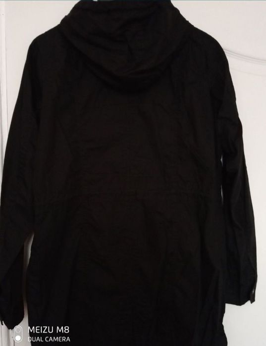 Стильна вітровка Orsay.