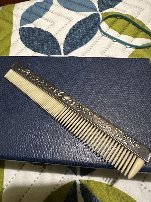 Caixa decorativa com pente e calcadeira