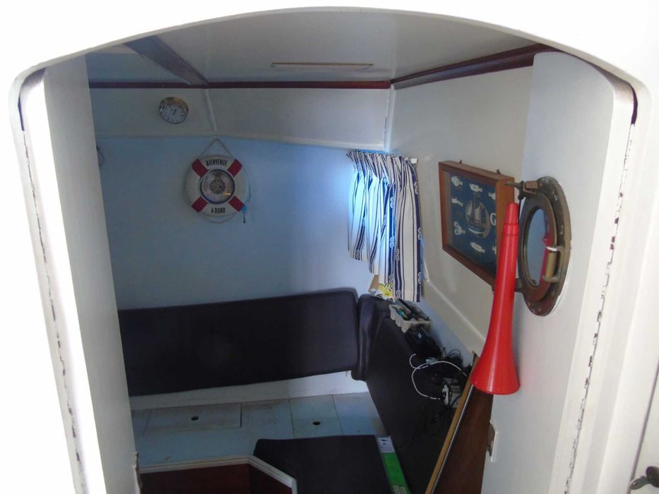 Lancha 7,89 m — Motor diesel 140 HP — Flybridge — Embarcação Auxiliar