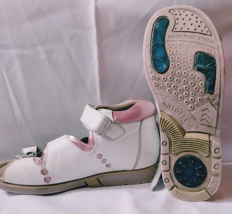 Ортопедичне взуття на дівчинку