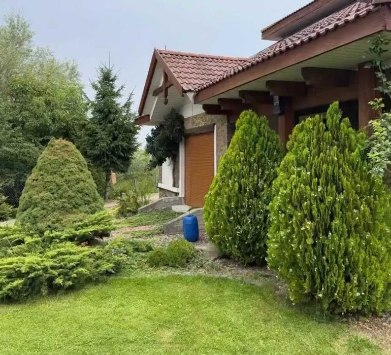 Продається двоповерховий будинок у Трускавці з доглянутою територією та красивим ландшафтним дизайном подвір’я.