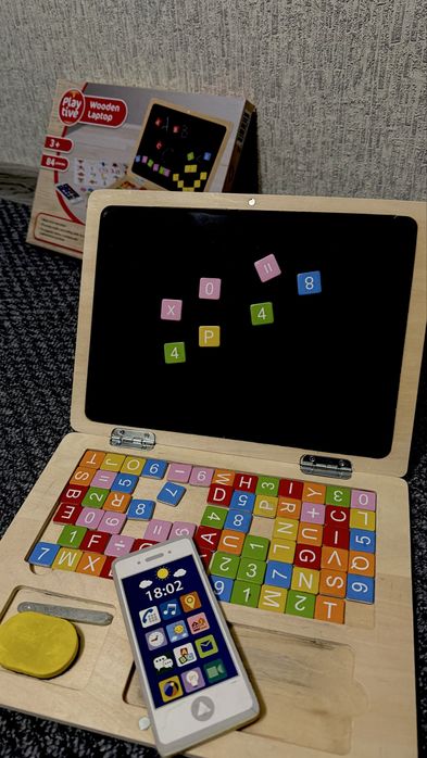 Деревʼяна дошка у вигляді ноутбуку