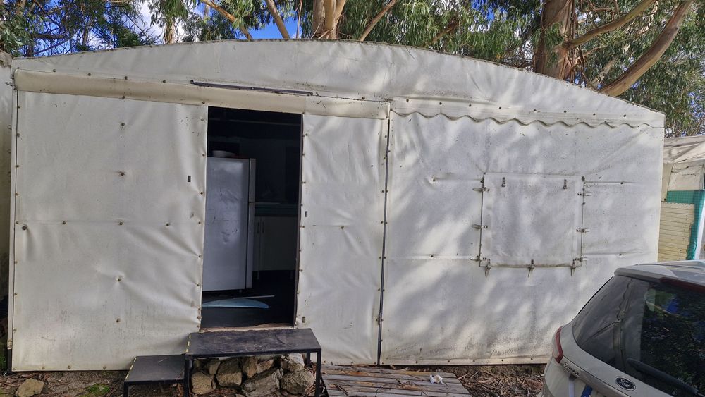 Tenda em estrutura em tubo desmontável.