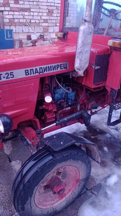Продам хороший трактор т 25 є підсилювач руля,новий розподільникрядний паливний