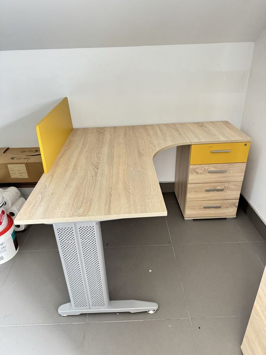 Zestaw mebli biurowych- biurko narożne + kontener + regał - stan bdb