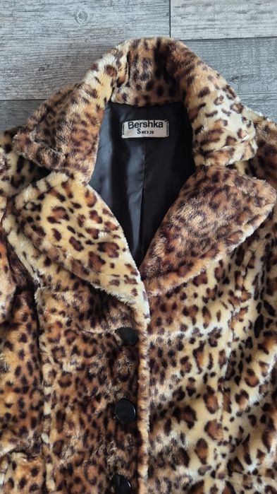 Płaszcz/ Futro w panterkę Bershka S