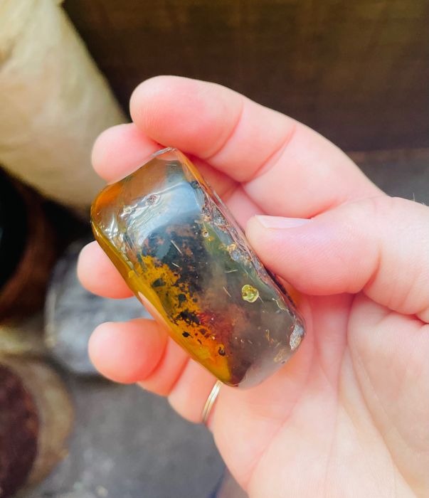 Nowa duża bryłka naturalnego bursztynu z chmurką
