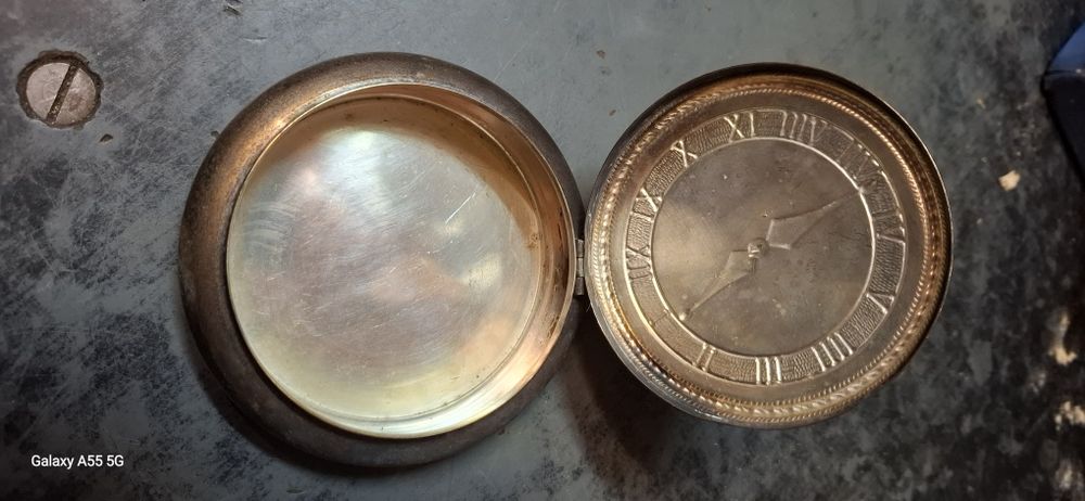 Caixa em forma de relógio