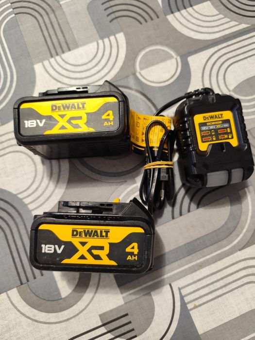Zestaw DeWalt 2x4ah+ ładowarka