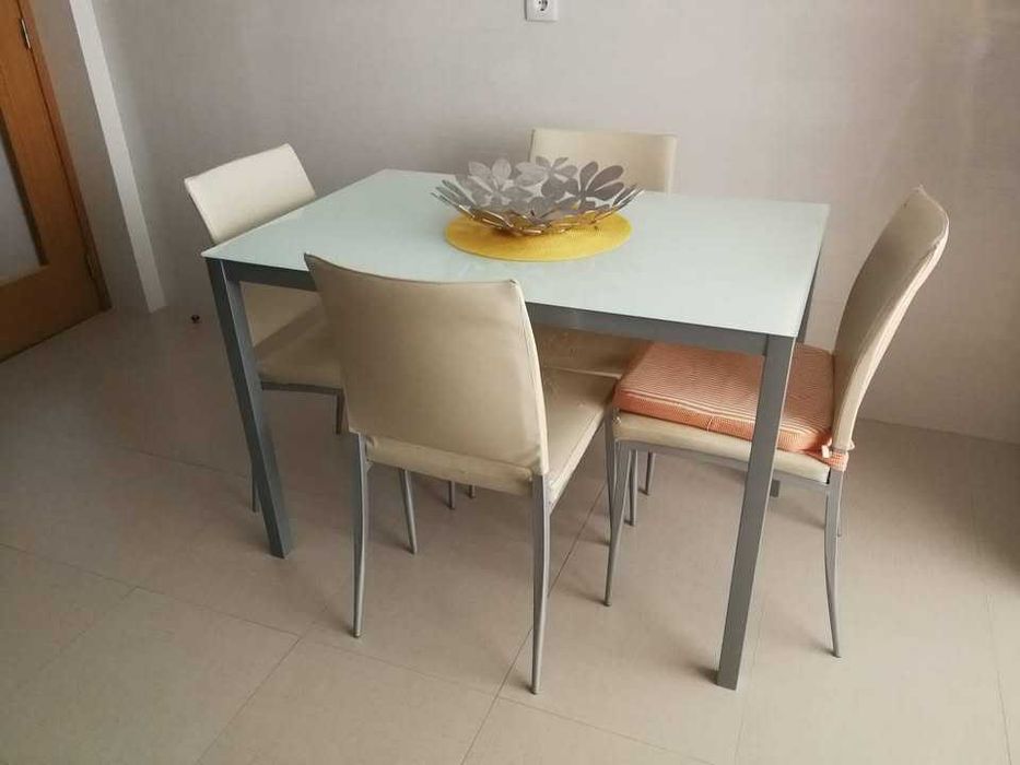 Mesa de Cozinha com tampo em vidro