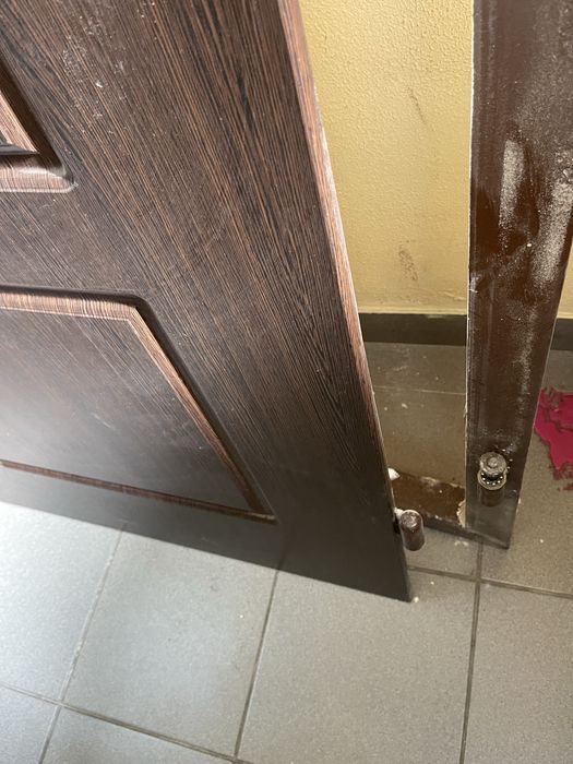 Продам вхідні броньовані двері