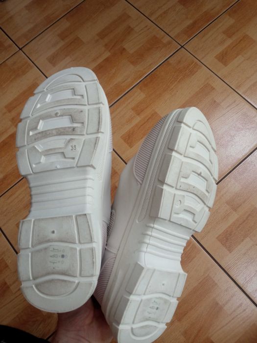 Sprzedam botki nowe biale