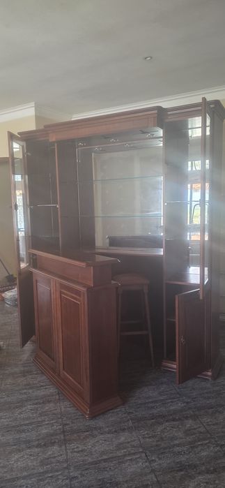 Bar de sala com bancos