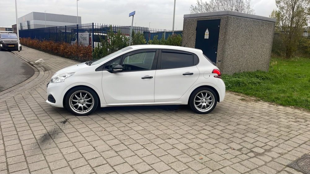 Peugeot 208 2015 рік 1.6 дизель