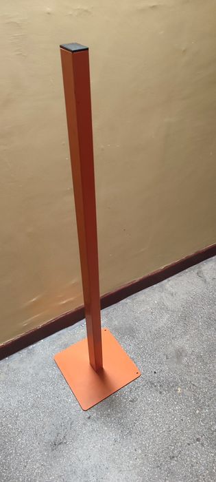 Pomarańczowy metalowy słupek