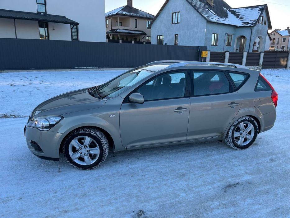 Легковий автомобіль Кіа Сід в кузові універсал