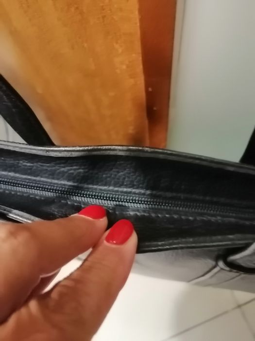 Três Malas de senhora em pele cor preta.