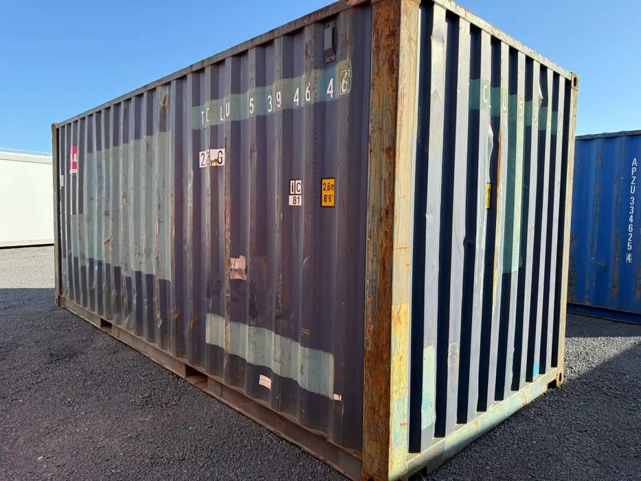 Contêiner marítimo de cor azul, em bom estado geral.