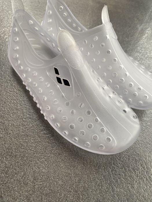 Nowe buty do wody - dobrze przylegające r. 28