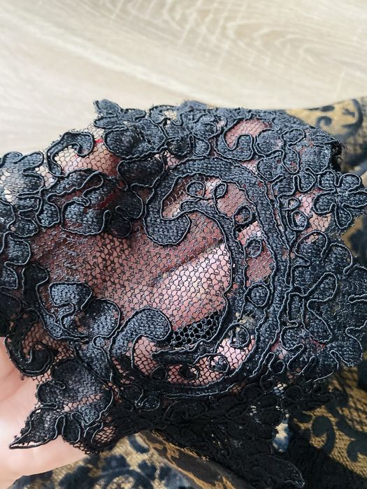 Elegancka sukienka czarno-złota 34