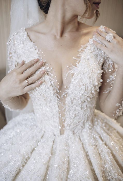Розкішна весільна сукня