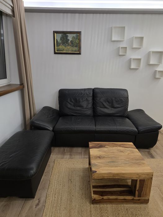 Skórzana sofa oraz pufa