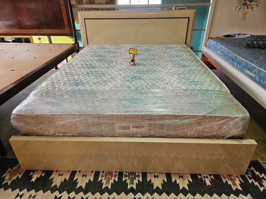 Cama com estrado e colchão - Bom estado geral
