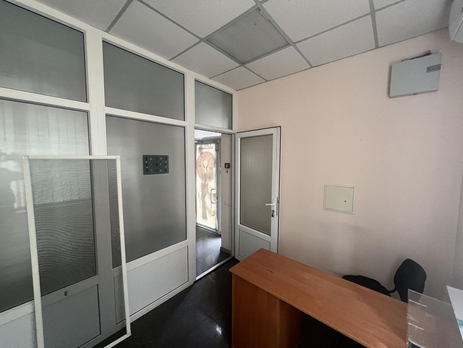 Продаж фасадного офісу 130 м² — вул. В. Лобановського (р-н Металургів)