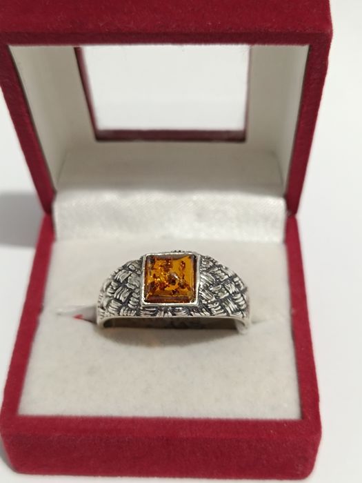 Srebrny pierścionek z herbacianym bursztynem roz.31 srebro próby 925