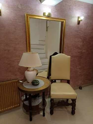 Wyjątkowy komplet dębowy: Krzesło skóra  i stolik z mosiądzem