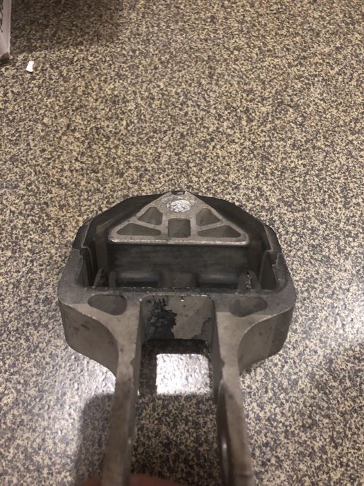 Подушка двигуна нижня коробки додж дарт