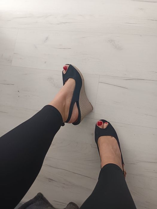 Czarne buty na koturnie